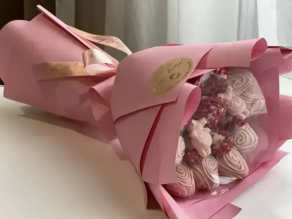 Клубника в бельгийском шоколаде в виде букета с декором Labubu — MaryBerry