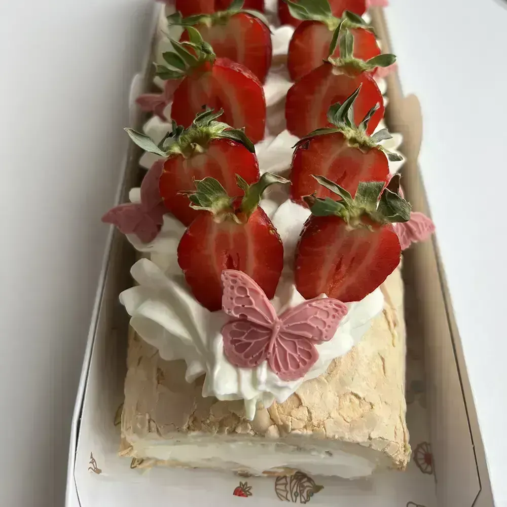 Меренговый рулет с клубникой и персиком — MaryBerry