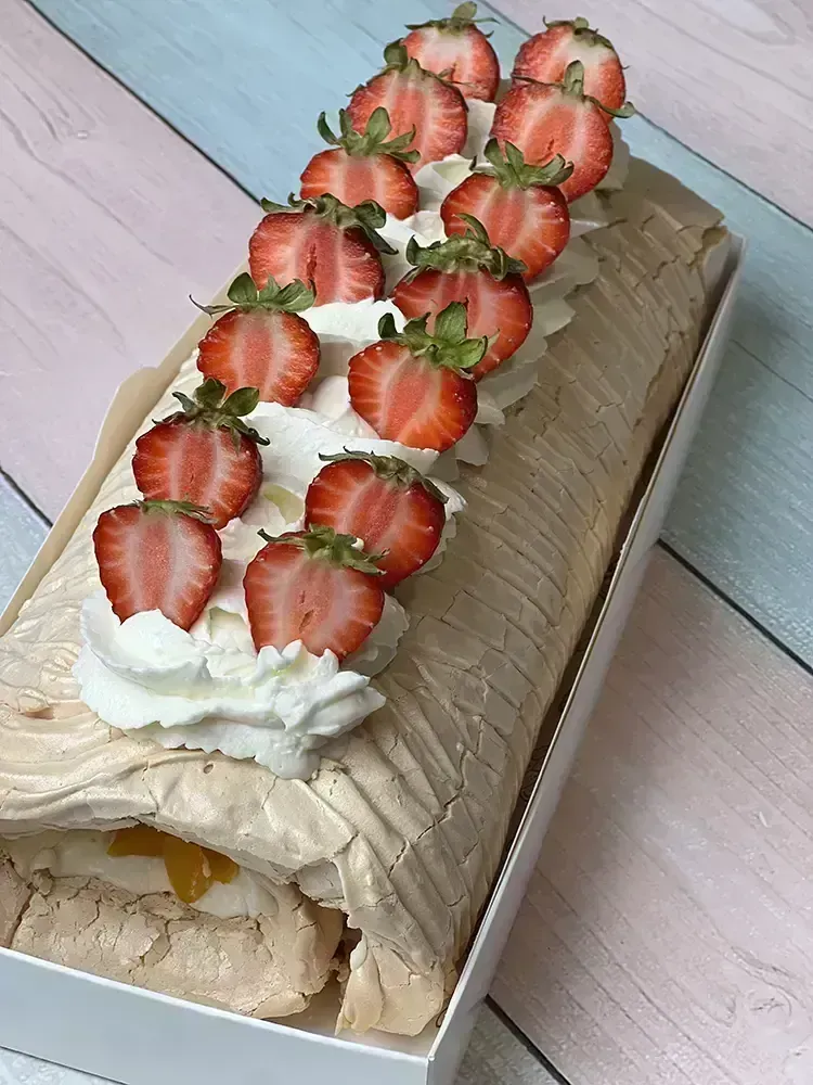 Меренговый рулет с клубникой и персиком — MaryBerry