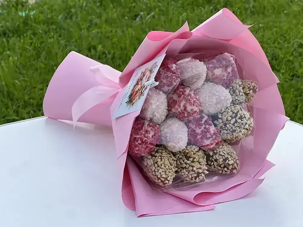 Клубничный букет в шоколаде «Шоколадная симфония» с декором — MaryBerry розовая упаковка