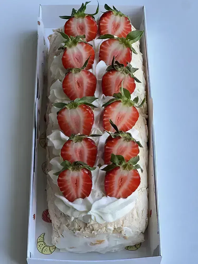 Меренговый рулет с клубникой и персиком — MaryBerry