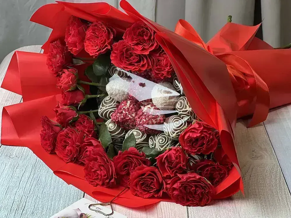 Букет с клубникой в шоколаде «Букет из клубники в шоколаде "Алый поцелуй"» — MaryBerry