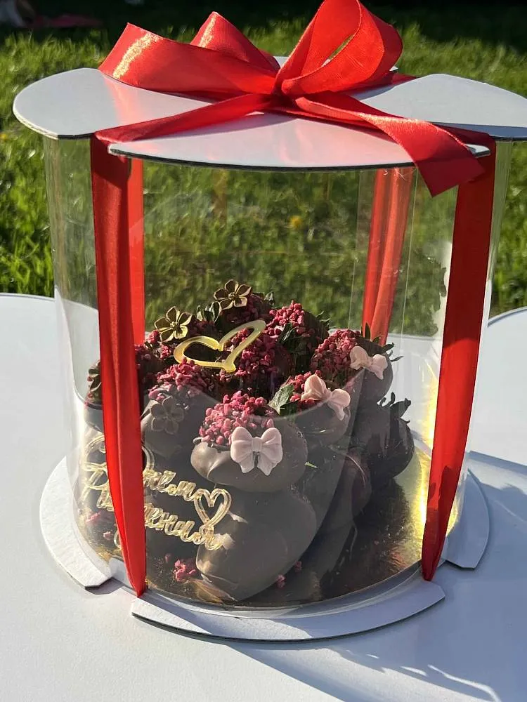 Двухъярусный торт из клубники в бельгийском шоколаде, 18 ягод — MaryBerry
