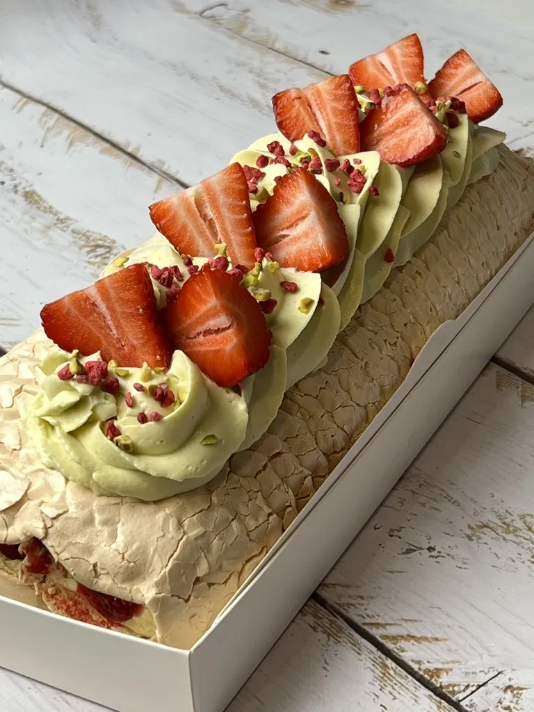 Меренговый рулет с фисташкой и малиной — MaryBerry