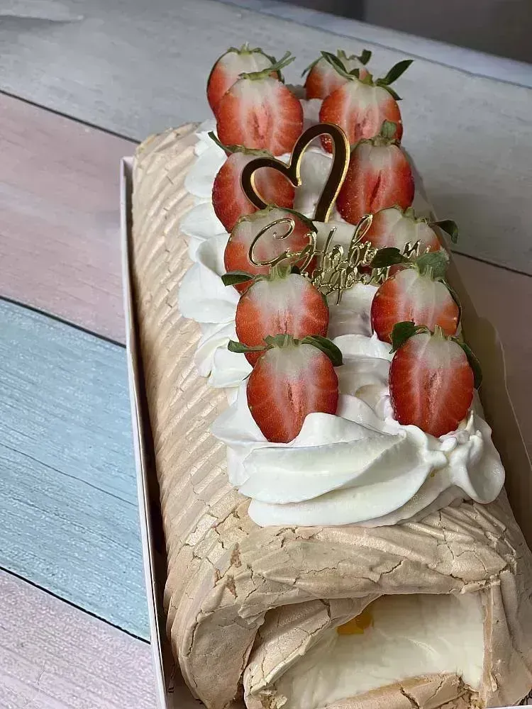 Меренговый рулет с клубникой и персиком — MaryBerry