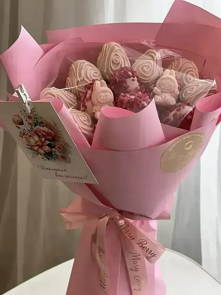 Клубника в бельгийском шоколаде в виде букета с декором Labubu — MaryBerry
