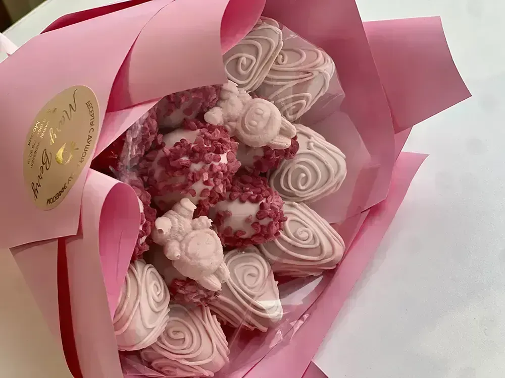 Клубника в бельгийском шоколаде в виде букета с декором Labubu — MaryBerry