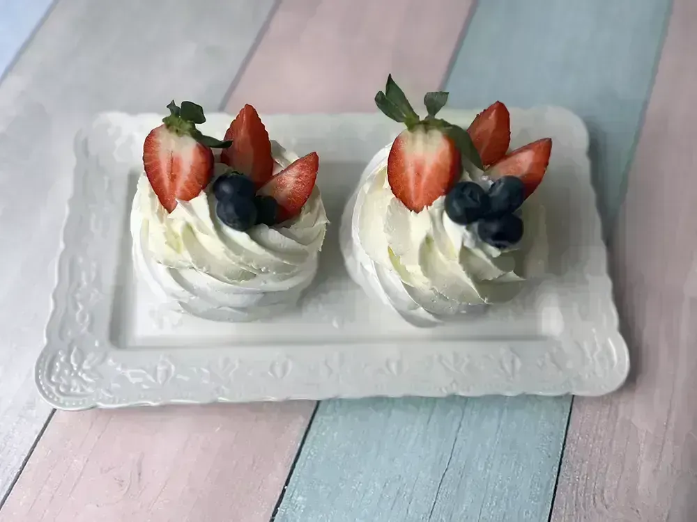 Пирожные «Павлова» с клубникой и голубикой — набор 4 шт. MaryBerry