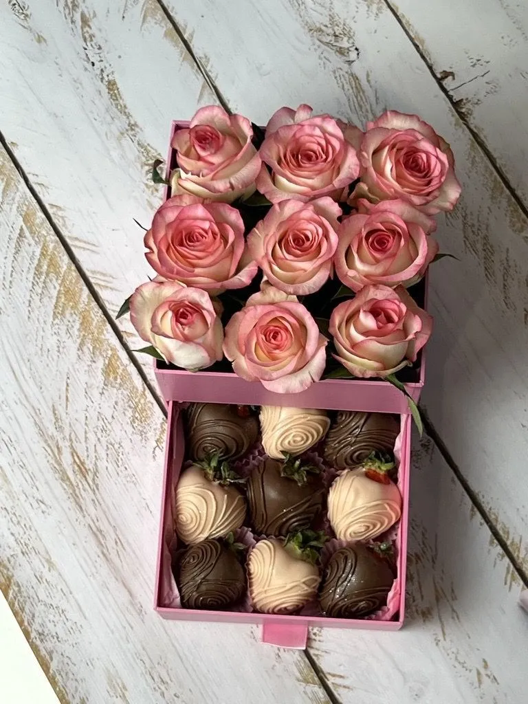 Клубника в шоколаде в коробке с розами «Розовый комплимент» — MaryBerry
