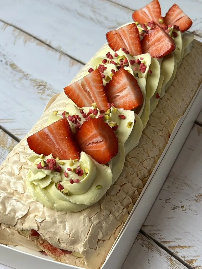 Меренговый рулет с фисташкой и малиной — MaryBerry