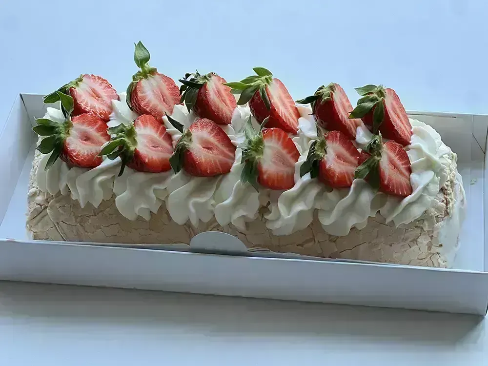 Меренговый рулет с клубникой и персиком — MaryBerry