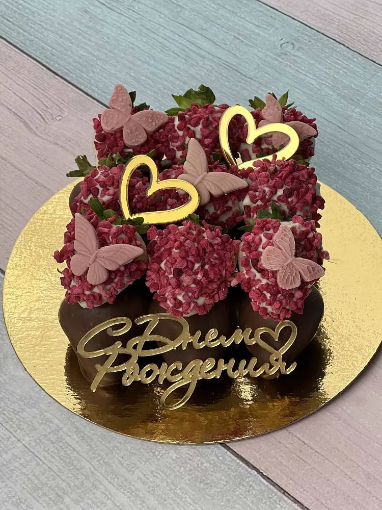 Двухъярусный торт из клубники в бельгийском шоколаде, 18 ягод — MaryBerry