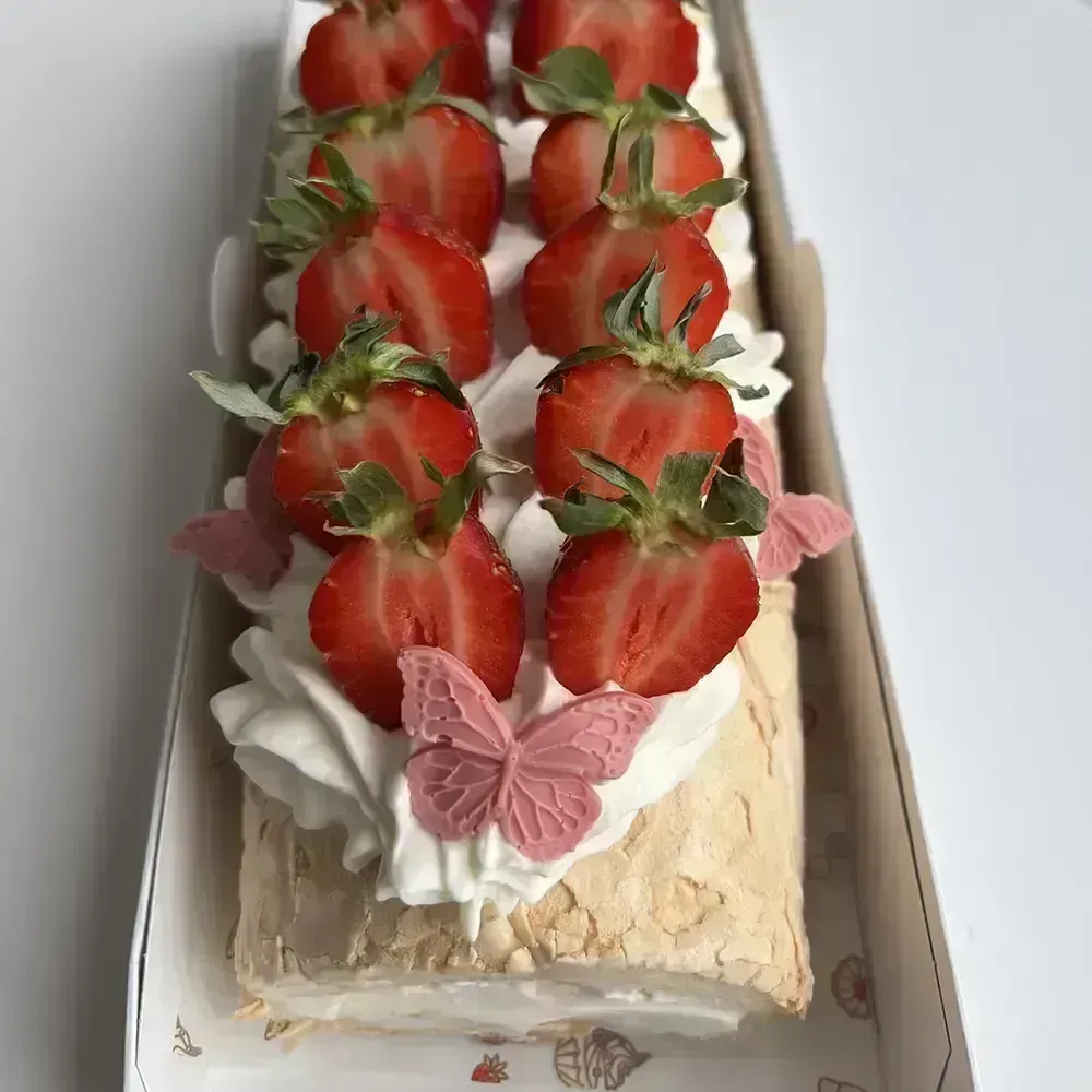 Меренговый рулет с клубникой и персиком — MaryBerry