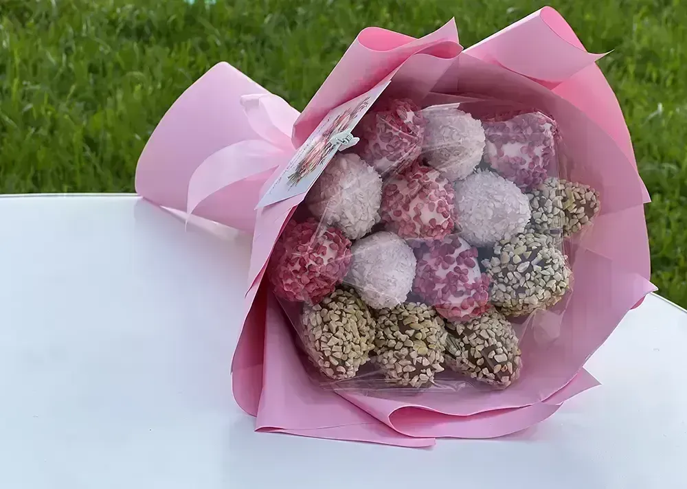 Клубничный букет в шоколаде «Шоколадная симфония» с декором — MaryBerry розовая упаковка
