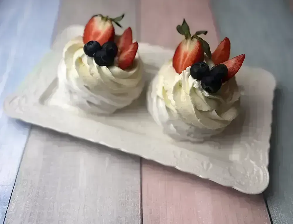 Пирожные «Павлова» с клубникой и голубикой — набор 4 шт. MaryBerry