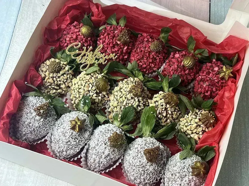 Набор из фруктов в шоколаде «Клубника в шоколаде "Зимняя сказка"» — MaryBerry
