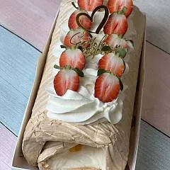 Меренговый рулет с клубникой и персиком