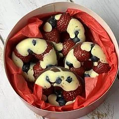 Ягодные пончики с клубникой в бельгийском шоколаде