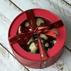 Ягодные пончики с клубникой в бельгийском шоколаде