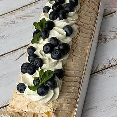 Меренговый рулет с голубикой