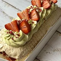 Меренговый рулет с фисташкой и малиной