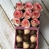 Клубника в шоколаде в коробке с розами «Розовый комплимент» — MaryBerry