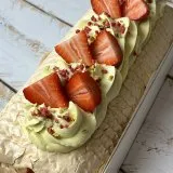 Меренговый рулет с фисташкой и малиной — MaryBerry