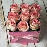 Клубника в шоколаде в коробке с розами «Розовый комплимент» — MaryBerry