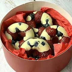 Ягодные пончики с клубникой в бельгийском шоколаде