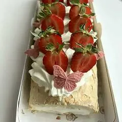 Меренговый рулет с клубникой и персиком