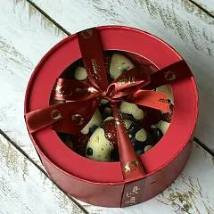 Ягодные пончики с клубникой в бельгийском шоколаде