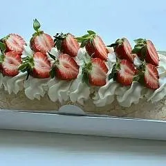 Меренговый рулет с клубникой и персиком