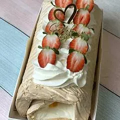Меренговый рулет с клубникой и персиком
