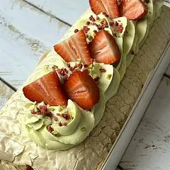 Меренговый рулет с фисташкой и малиной