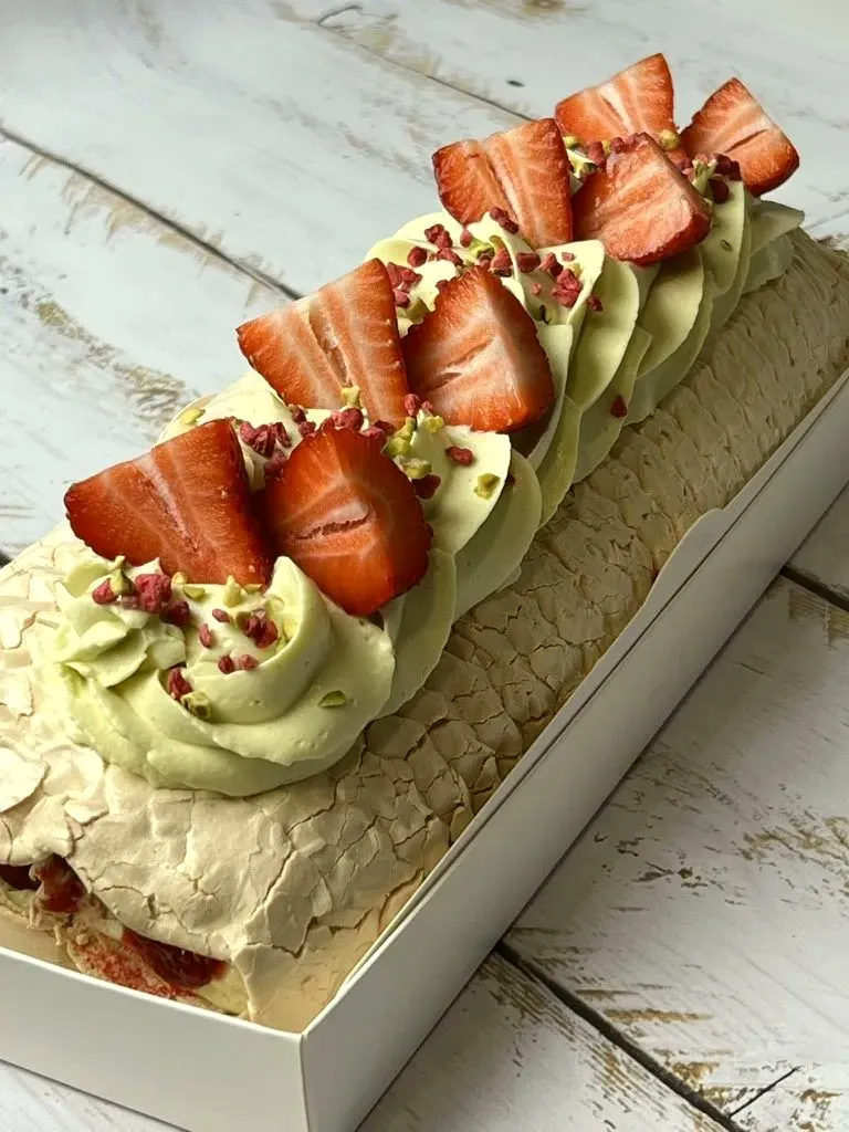 Меренговый рулет с фисташкой и малиной — MaryBerry