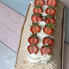Меренговый рулет с клубникой и персиком