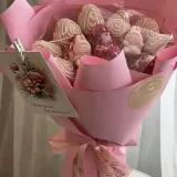 Клубника в бельгийском шоколаде в виде букета с декором Labubu — MaryBerry