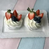 Пирожные «Павлова» с клубникой и голубикой — набор 4 шт. MaryBerry