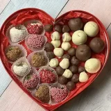 Ассорти фруктов и ягод в бельгийском шоколаде в коробке-сердце «Изысканное сердце»